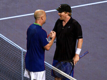 Lors de la Rogers Cup 2011 au Canada, Andre Agassi et Jim Courier échangent une poignée de main finale, symbole d’une rivalité devenue mémoire du tennis