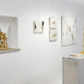 Artisti vari, …Tutto ciò che (ri)luccica, veduta dell’esposizione. Cortesia di Contini Art Gallery