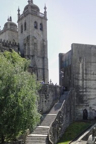 A Casa dos Vinte e Quatro encontra-se ladeada à cota alta pela Sé Catedral
