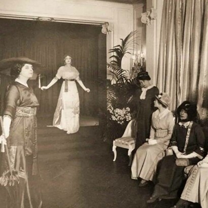 Sfilata di moda dei primi del XX secolo, nota anche come “parata di manichini”, presso la casa di moda della celebre stilista britannica Lady Duff Gordon, conosciuta come “Lucile”