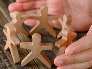 A filosofia, para Gilles Deleuze e Félix Guattari, é criadora de conceitos. Criar conceitos é tarefa daqueles que se propõem a filosofar. Os filósofos em referência traçam, na imanência conceitual, um novo entendimento acerca da ideia de que todo ser humano é único e, como tal, deve ser respeitado por sua diferença e por sua singularidade de pensamento
