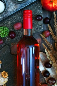 Durante i sontuosi banchetti, il vino veniva diluito con acqua e arricchito di spezie, simbolo del lusso e dello stile di vita raffinato dell'élite romana