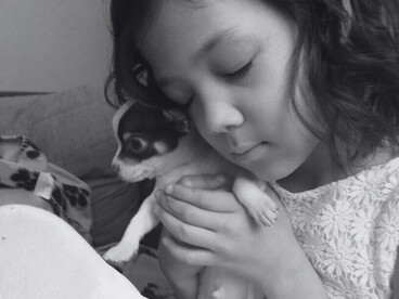 Dans leurs bras, elles serrent plus qu’un animal : elles protègent une part d’enfance, de tendresse et de loyauté