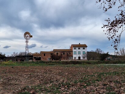 A partir de 1990 los ayuntamientos piden a la Generalitat de Catalunya incluir Gallecs en el Plan de Espacios de Interés Natural (PEIN) que en ese momento se está aprobando. Molino de viento, Masía Can Salvi, Gallecs Barcelona, España