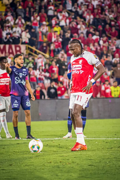 Rodallega encarna una madurez futbolística que combina inteligencia táctica, templanza y una lectura del juego que difícilmente se alcanza en etapas más tempranas de la carrera