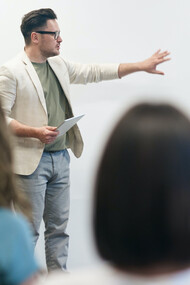 Professores participam de aula sobre ensino e aprendizagem no Brasil durante sábado letivo 