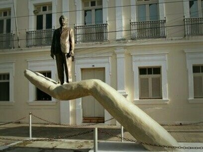 Memorial Câmara Cascudo em Natal, Rio Grande do Norte. Romance na vertente do regionalismo nordestino? que mais andou fazendo nosso grande folclorista? poderá se perguntar o leitor desavisado ao primeiro contato com a capa do volume. Não lhe tardarão as respostas. "Canto de muro" é, de fato, um “romance de costumes”, como o classifica, com humor, o subtítulo