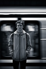 Ragazzo in stazione. Tran tran tran, era anche il rumore di quella rabbia che avevo dentro, senza vederla, si fece sentire sempre di più, sempre più forte, io non me ne resi conto ma forse, come quell’ape, avevo bisogno d’aiuto