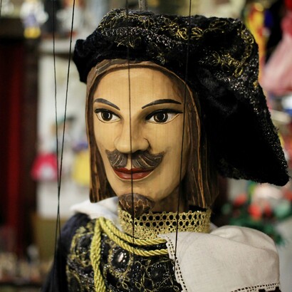 Sotto i riflettori vediamo sempre gli stessi personaggi in giacca elegante, ma fuori scena resta invisibile la loro totale mancanza di un mestiere vero