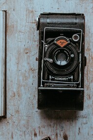 Nelle case italiane esiste una capsula del tempo: l'album fotografico delle nonne