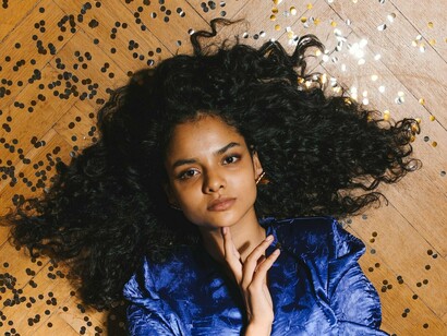 Uma matéria publicada pela BBC destaca que, durante as festas de fim de ano, pessoas com transtorno de ansiedade social podem se sentir tão pressionadas a “dar o melhor de si” que acabam desenvolvendo sintomas físicos e emocionais intensos. Entre eles estão o rubor facial, a sudorese excessiva, as respirações curtas e a sensação constante de estar sendo observadas, especialmente em momentos de maior exposição, como ao comer em público

