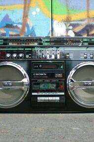 Aparelho de som compatível com fitas cassete. Encontrar um tocador de fitas hoje em dia não é tarefa fácil, já que a maioria dos fabricantes parou de produzir toca-fitas. A opção é recorrer ao mercado de usados e antiquários 