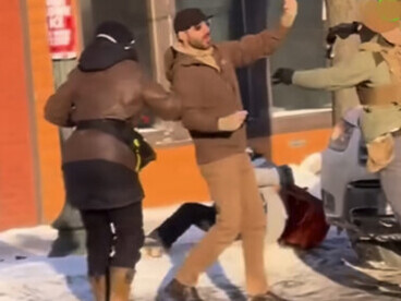 El Amo, imitando el augusto gesto de Nerón o Calígula, en lugar de conceder la gracia propia de su divina potencia, tuerce el gesto, y, dirigiendo el dedo pulgar de su diestra hacia el suelo del circo, resuelve la muerte de los gladiadores Jesús Ochoa y Raymundo Gutiérrez. Análisis del asesinato de Alex Pretti en Minneapolis, EE.UU.