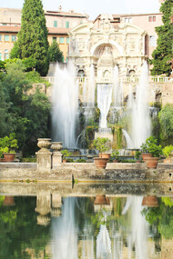 Patio interno de la Villa Gregoriana en la ciudad de Tívoli, Italia