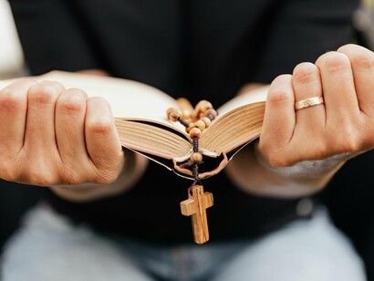 Em Romanos, capítulo 12, versículo 2 há um conselho muito útil para a vida que deveríamos experimentar com mais frequência em nossas vidas: "Não se amoldem ao padrão deste mundo, mas transformem-se pela renovação da sua mente, para que sejam capazes de experimentar a boa, perfeita e agradável vontade de Deus"