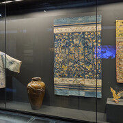 Dragones, vista de exhibición. Cortesía del Musée du Quai Branly