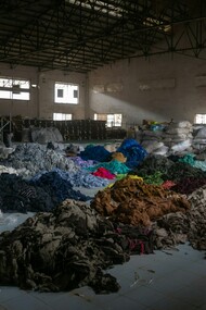 Tecido descartado de indústria têxtil. A rapidez e avanço em diversos meios pode causar o descarte inconsciente pela constante procura pelo mais novo e mais atual, seja um fone de ouvido, ou até mesmo uma roupa, que vai ser nosso foco hoje. O crescimento de lojas de departamento, que inundam suas prateleiras com o mais novo o mais rápido possível é um dos seguimentos que alimenta essa relação de rapidez versus descarte