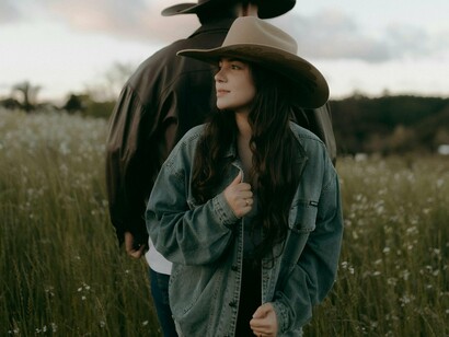 As raízes da gastronomia goiana são profundas. Misturam heranças indígenas, como o uso do milho e da mandioca, com a influência portuguesa, que trouxe os temperos e a tradição dos assados, além da cultura sertaneja, marcada pela criação de gado e pelo aproveitamento dos ingredientes do cerrado
