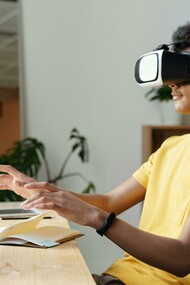 Para estudantes típicos, o excesso de estímulos pode gerar dispersão e dificuldade de aprofundamento. Já para estudantes atípicos, como aqueles com TDAH, Transtorno do Espectro Autista ou deficiências intelectuais, a falta de um ambiente estruturado e previsível torna o aprendizado ainda mais desafiador. Nesse sentido, a escola precisa investir em práticas inclusivas que equilibrem inovação com estratégias baseadas em evidências neurocientíficas, garantindo que todos, independentemente de seu perfil, possam avançar