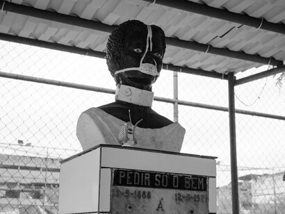 Antes da Lei Áurea, outras legislações tentaram maquiar o fim da escravidão. A Lei do Ventre Livre (1871) determinava que filhos de mulheres escravizadas nascidos após sua promulgação seriam livres — mas continuavam sob tutela dos senhores até os 21 anos. A Lei dos Sexagenários (1885) libertava escravizados com mais de 60 anos — idade em que poucos sobreviviam, e os que sobreviviam já não tinham força para trabalhar