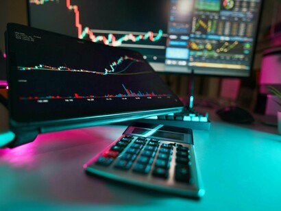 A política fiscal tornou-se pouco transparente. O governo altera metas, revisa expectativas e adapta narrativas conforme conveniência política. Isso reduz a previsibilidade e prejudica investimentos que exigem horizonte estável