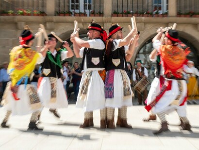 Pauliteiros de Miranda - Associação Caramonico - Palaçoulo. A sua arquitetura em granito e os vales verdejantes, pontuados por vinhas em socalcos, adicionam uma dimensão de tradição e fertilidade inigualável ao património português, representando a face mais viva e hídrica do Norte
