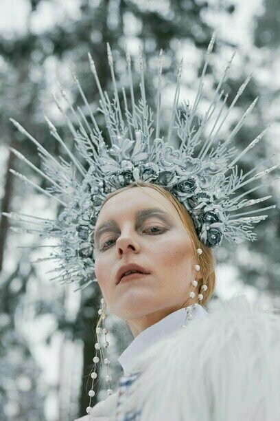 Cinderela surge sem magia, mas com Leonardo da Vinci como "fada madrinha" (Ever After: Uma Outra História, 1998), ou modernizada pelos dramas da adolescência e pelo uso das novas tecnologias (A Cinderella de Nova Iorque, 2004) / Outra História da Cinderela, 2008); A Fera (2011) actualiza-se em Nova Iorque, com uma adolescência amaldiçoada por tatuagens e um visual alternativo