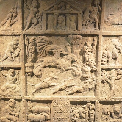 Mitra il cacciatore raffigurato a cavallo mentre galoppa verso destra e scaglia frecce, rilievo bifacciale su perno con pannelli laterali, Museo Schloss Fechenbach, Dieburg, Germania 