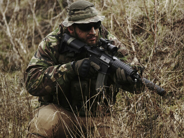 Soldat américain en posture opérationnelle, dans le cadre du soutien sécuritaire des États-Unis au Nigeria face aux groupes armés