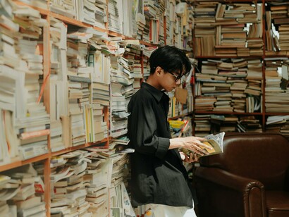 Minha experiência pessoal com a obra começou aos dezessete anos, quando tive que fazer um seminário em grupo para a aula de Literatura. Logo que comecei a ler o livro (minha primeira experiência com Machado de Assis), fiquei impressionada com a capacidade do bruxo do Cosme Velho de se comunicar com o leitor. Já tinha assistido filmes com “a quebra da quarta parede”, mas nunca tinha visto isto em um livro