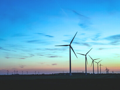 Alignées sous un ciel pourpre, elles tournent au rythme d’un hasard plus vaste