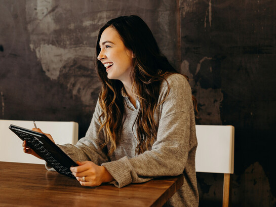 El diseño UX/UI no solo transforma la forma en que interactuamos con la tecnología, sino también la manera en que podemos diseñar experiencias más conscientes en nuestra vida cotidiana