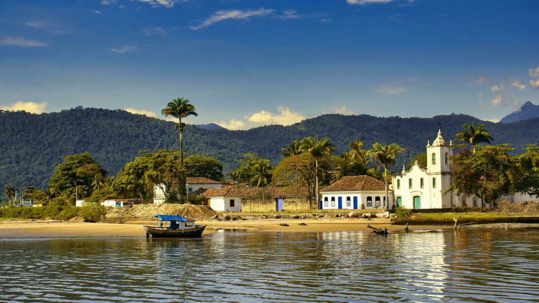 Paraty, no Rio de Janeiro. Paraty é uma cidade que consegue unir passado e presente com muita elegância. Seu centro histórico preservado é conhecido pelas ruas de pedra e casas coloniais que hoje abrigam ateliês, cafés, galerias e pequenos museus