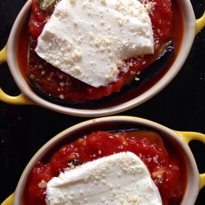 La Campania la considera un caposaldo della cucina napoletana, con salsa di pomodoro ricca, mozzarella fior di latte e una struttura più morbida e filante