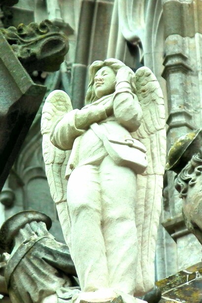 "Ángel con teléfono celular", escultura de Ton Mooy instalada en la Catedral de San Juan, Den Bosch, Brabante Septentrional, Países Bajos, 2011