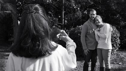 Eric Pickersgill Studio, fotografía de la serie Removed. Las imágenes muestran a individuos que parecen sostener dispositivos personales, aunque estos han sido retirados físicamente de la mano del retratado