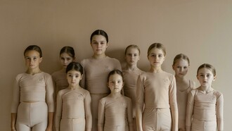 Somos um pouco de cada livro que lemos, de cada conversa que partilhamos, ou até mesmo de cada mesa em que nos sentamos. No final de tudo, somos um pouco de cada experiência que nos permitimos absorver. Cabe-nos refletir e questionar: de onde vem esse meu hábito? Por que tenho tais repetições de padrões de comportamento? Será mesmo que não sei falar em baixo tom ou me expresso dessa forma por causa dos meus convívios?