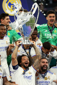 Marcelo, capitán del Real Madrid, levanta la copa de la UEFA Champions League la pasada temporada 2022