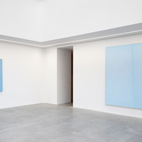 Converging trajectories: Ettore Spalletti meets Gino De Dominicis and Franz West, exhibition view. Courtesy of Vistamare