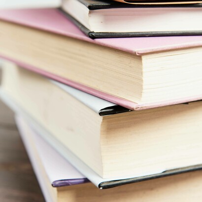 Pila di libri: "In un tempo in cui ci si confronta poco e si reagisce molto, la lettura è forse una delle poche esperienze che ci insegnano a tenere insieme le nostre mille sfumature e a non chiuderci nel nostro punto di vista"