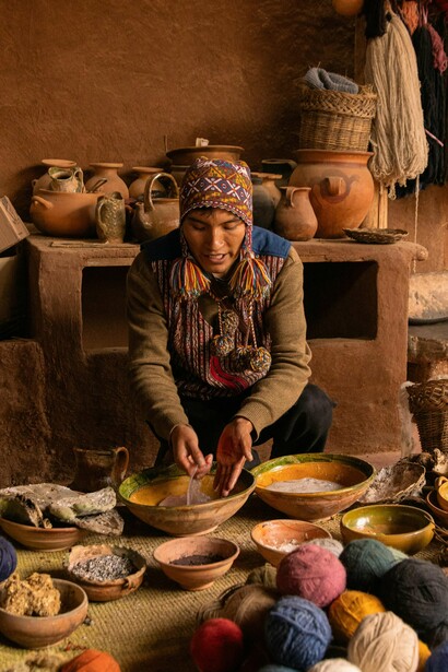 Tecelão peruano artesanal e tradicional. Com a Revolução Industrial e a ascensão das máquinas de fiar e tecer, a produção artesanal foi gradualmente substituída por processos mecanizados, mais rápidos e baratos. Esta mudança resultou na perda de muitos conhecimentos tradicionais e no desaparecimento de técnicas transmitidas de geração em geração
