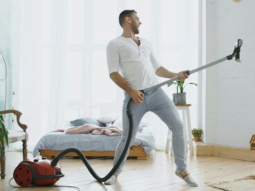 Kiyomeru ci invita a trattare ogni oggetto con rispetto, riconoscendo che anche le cose più semplici hanno un valore e una funzione nella nostra vita quotidiana