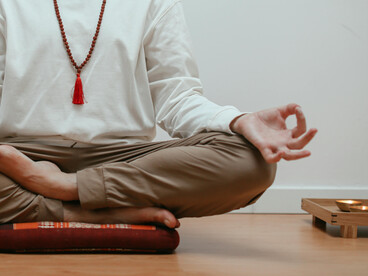 En muchas tradiciones, lo divino no se piensa con la mente, sino que se experimenta como una fuerza viva que conecta, transforma y guía desde adentro