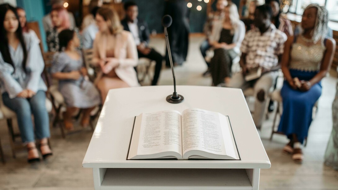 Plataforma e microfone preparados para orador. No texto A Ordem do Discurso, pronunciado como aula inaugural no Collège de France em 1970, Michel Foucault propõe uma reflexão sobre o poder dos discursos na sociedade