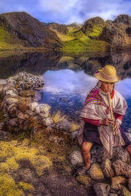 Un capo Qero che suona il flauto nelle splendide vallate di Willka Wiunka, foto Sergio Pessolano

