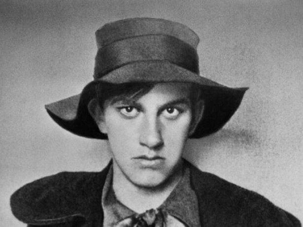 Vladimir Mayakovsky, poeta, autore drammatico e pittore russo (1893 - 1930)