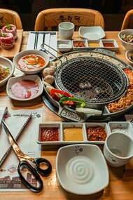 Grelha com churrasco tipicamente coreano. Nos últimos anos é crescente o número de restaurantes especializados em cozinha sul coreana aqui na cidade de São Paulo, algo que começou de maneira bastante tímida, voltada inicialmente para a colônia de imigrantes que chegaram em nosso país nas décadas de 1980 e 1990, mas que hoje já alcança a todos, com diversas opções, especialmente pelos bairros da Liberdade, Aclimação e Bom Retiro