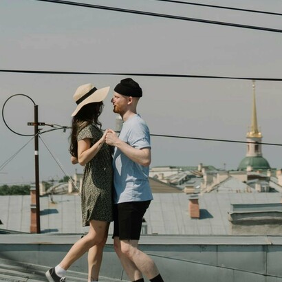 O pulso que ainda pulsa é quente, vibrante e sedutor, e seu batimento anda muito longe dos vagarosos passos que são dados em prol de acompanhá-lo. Triste realidade que nos afasta de ebulições tão saudáveis, que nos deixam mais inteligentes e vibrantes