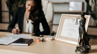 In Italia, la giustizia si basa su un sistema giuridico di tipo civil law, regolato dalla Costituzione e da un complesso di leggi e codici 