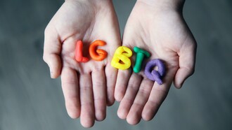 Não se tem apresentadores trans, jornalistas trans, atrizes trans, atores trans, jogadores de futebol trans e tantos outros exemplos e, quando se tem, são duas opções: ou tem uma pessoa trans, mas ela não é destaque; ou se tem apenas um ou dois exemplos e a sociedade trata como se fosse uma vitória monumental. Esse, aliás, é outro ponto a ser discutido, a falsa sensação de diversidade que a mídia passa e, pior, as próprias pessoas da classe LGBT batem palmas como se fossem grandes conquistas, quando na realidade elas estão recebendo menos que o mínimo que merecem e estão aplaudindo